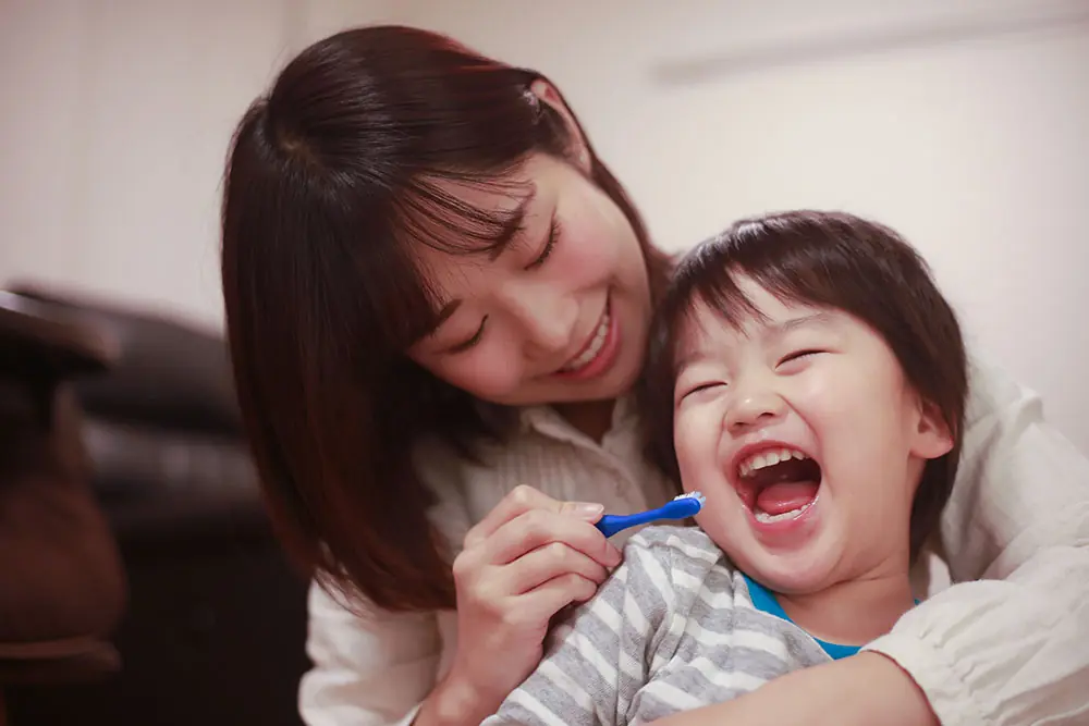 写真:歯磨きをしている子ども